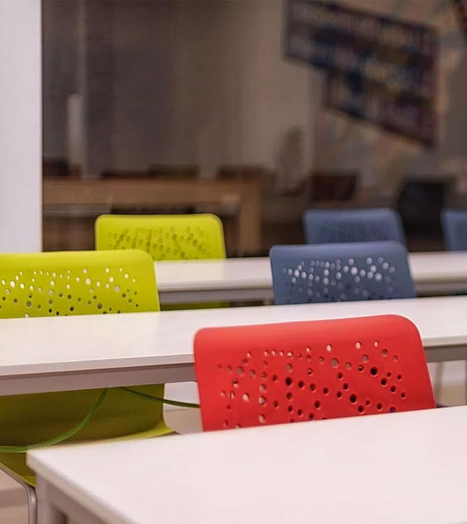 sillas de colores oficina coworking servicios alicante
